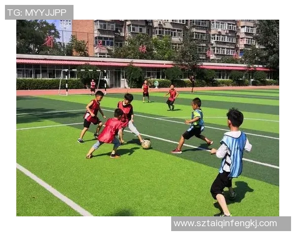 课间足球赛场上的小明星们与梦想的追逐